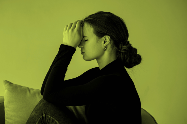 Frau weint wegen Traffic Drop